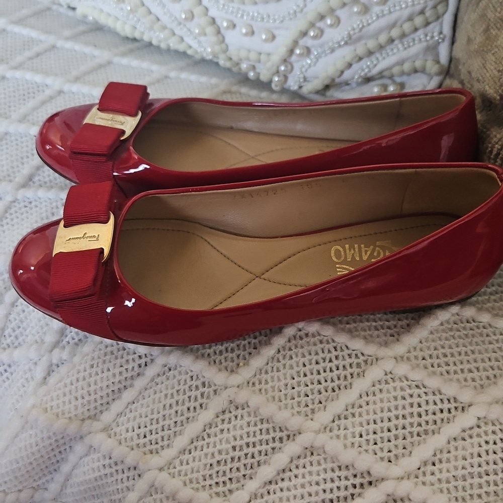 Salvatore Ferragamo Red Patent Leather Vara Bow Flats - Picture 2 of 5